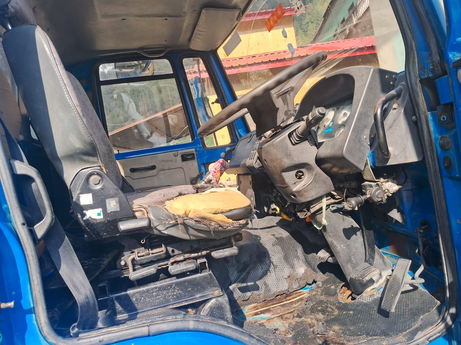 Ashok Leyland 1212 (6 Wheel) Tipper (2016) photo 4